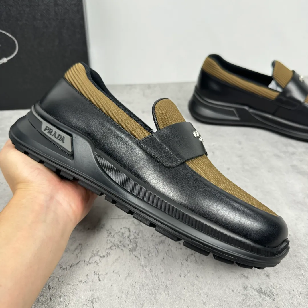 Batch 700 Prada/Prada men's matte leather thick-soled lightweight loafers! Casual fit, lightweight rubber sole slip-on driving shoes, matte calfskin wrapped around the entire upper, front body in pebbled calfskin/soft cloth, two styles available! Decorated with genuine leather buckle, front decorative details of PRADA silver letters, genuine leather feet, classic silver letter logo badge details, technical mesh lining, push-on opening and closing method, convenient and comfortable, cool and breathable! Paired with a lightweight, sporty functional thick sole, it is extremely comfortable on the feet and will not be tiring after long-term wear. It is available in multiple colors to meet different matching needs and comes with a complete package! Size: 39-40-41-42-43-44 Leather shoe size Item number: 2EE915 leather cloth black coffee